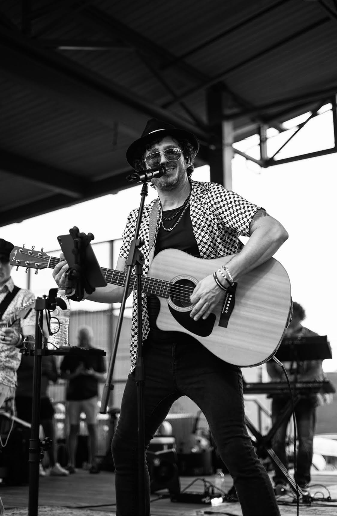 Ray Hartsfield teaching and performing acoustic music